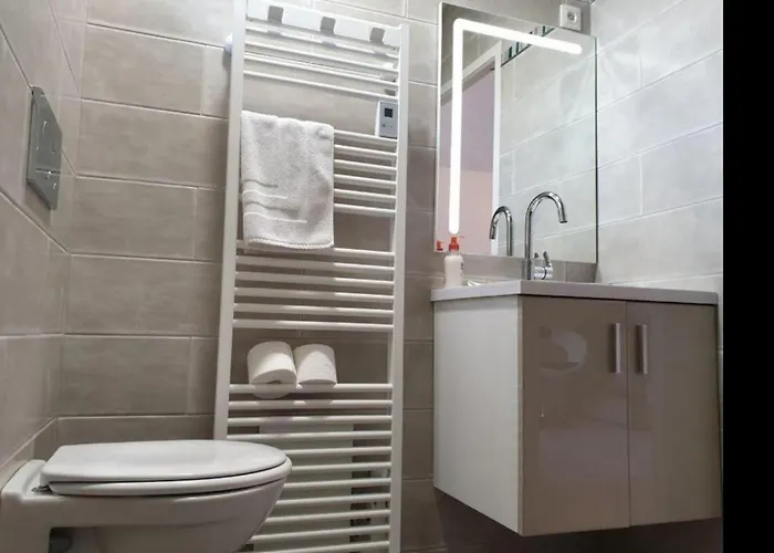 Appart'hotel61 D'ouverture Au Pied De Tous Commerces & Commodites Ainsi Que Marche Mercredi & Samedi דירה