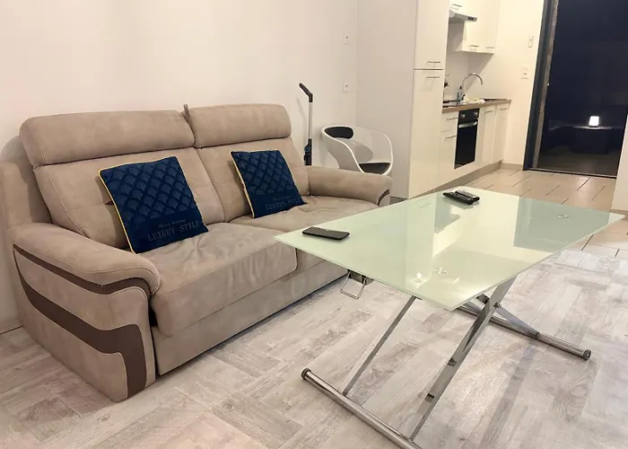 Appart'hotel61 D'ouverture Au Pied De Tous Commerces & Commodites Ainsi Que Marche Mercredi & Samedi *