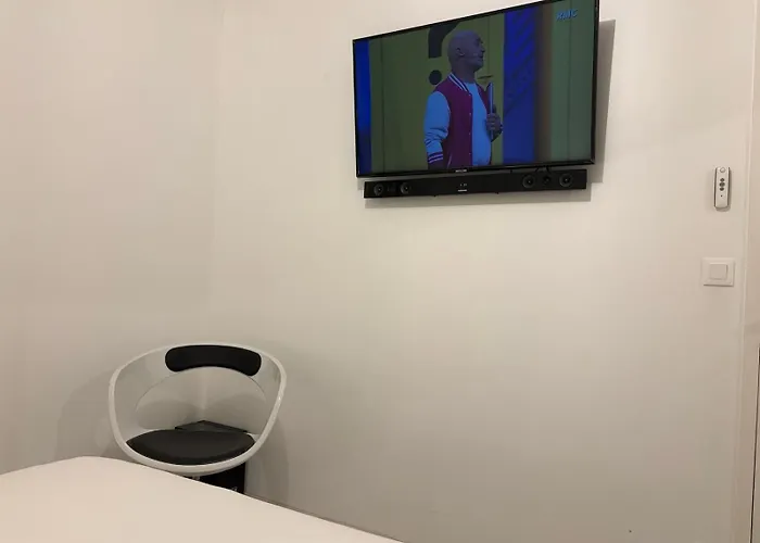 Appart'hotel61 D'ouverture Au Pied De Tous Commerces & Commodites Ainsi Que Marche Mercredi & Samedi דירה