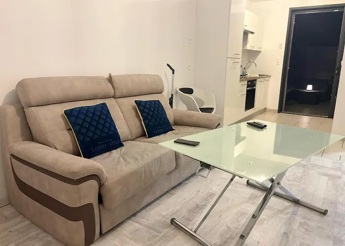 Appart'hotel61 D'ouverture Au Pied De Tous Commerces & Commodites Ainsi Que Marche Mercredi & Samedi דירה פלר