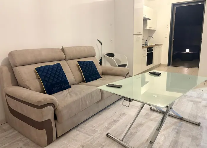 Appart'hotel61 D'ouverture Au Pied De Tous Commerces & Commodites Ainsi Que Marche Mercredi & Samedi