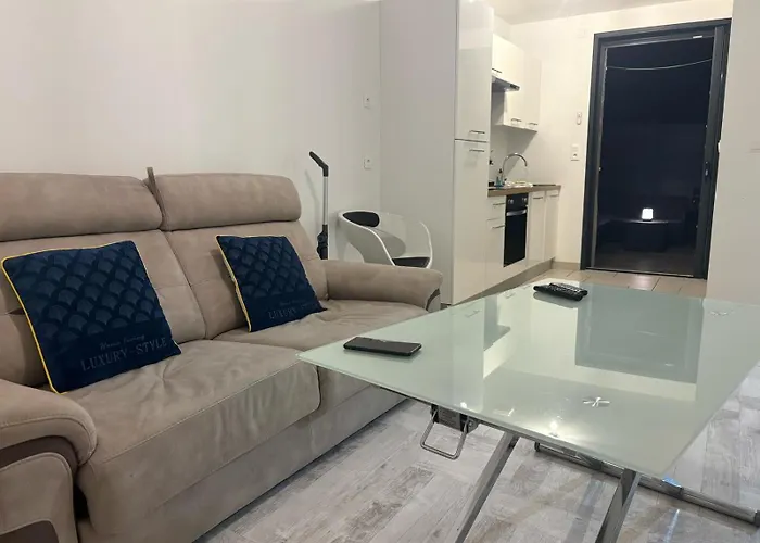 Appart'hotel61 D'ouverture Au Pied De Tous Commerces & Commodites Ainsi Que Marche Mercredi & Samedi * פלר