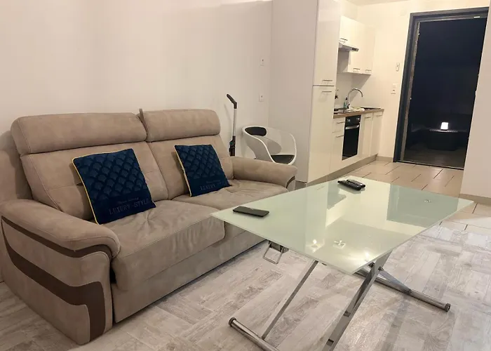 Appart'hotel61 D'ouverture Au Pied De Tous Commerces & Commodites Ainsi Que Marche Mercredi & Samedi