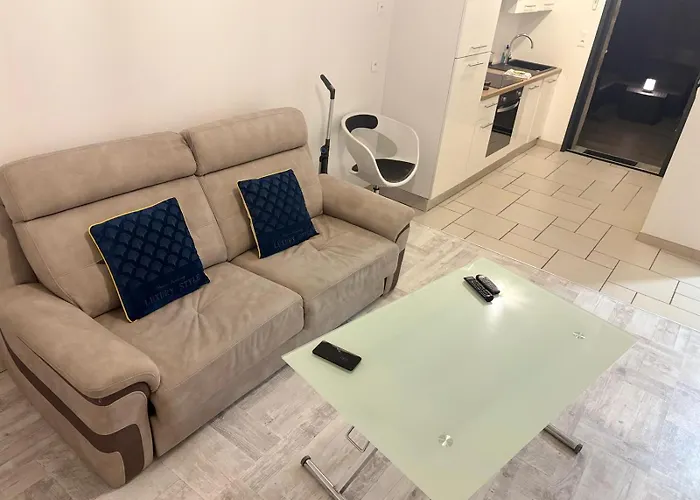 Appart'hotel61 D'ouverture Au Pied De Tous Commerces & Commodites Ainsi Que Marche Mercredi & Samedi *